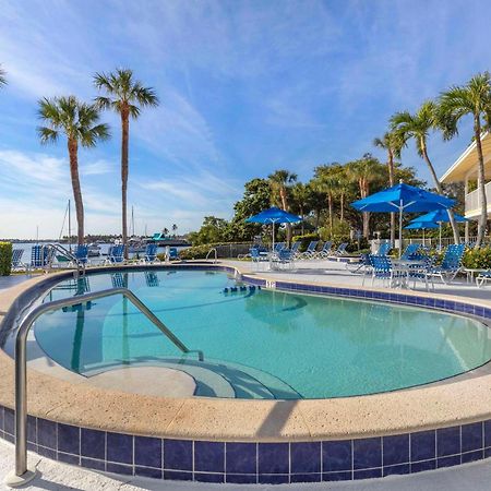 Hilton Vacation Club Charter Club Naples Bay Hotel Екстериор снимка
