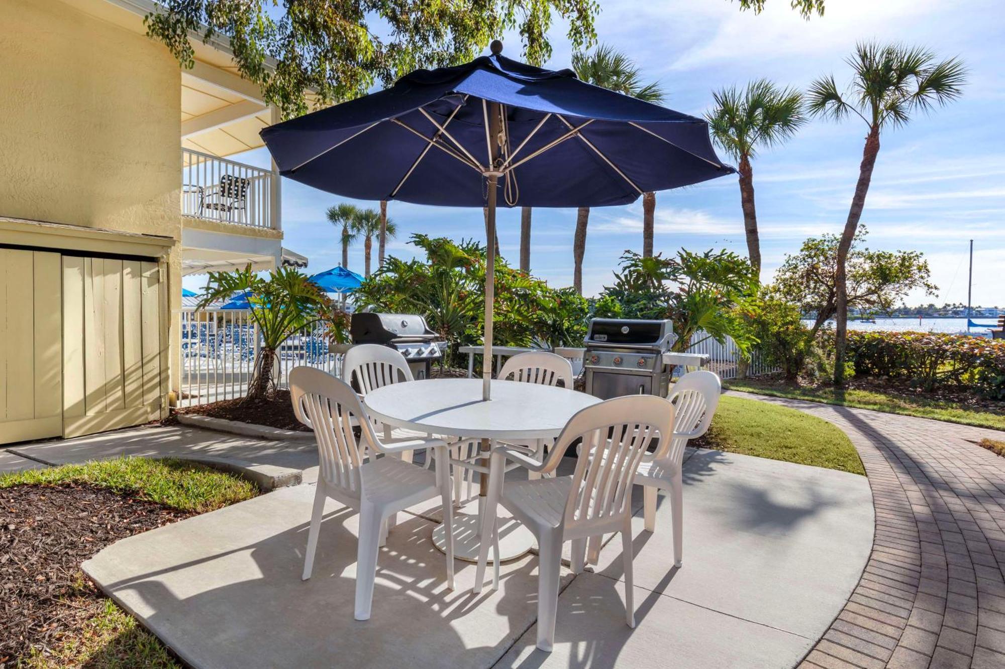 Hilton Vacation Club Charter Club Naples Bay Hotel Екстериор снимка