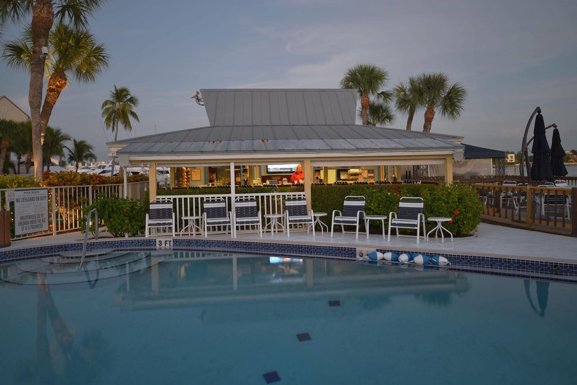 Hilton Vacation Club Charter Club Naples Bay Hotel Екстериор снимка